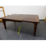 A LATE VICTORIAN / EDWARDIAN MAHOGANY AND INLAID WIND OUT EXTENDING DINING TABLE ON SQUARE TAPERED