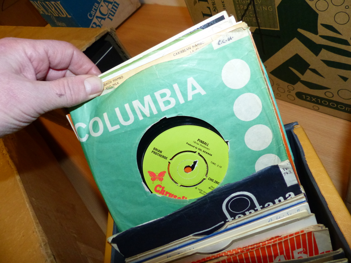 APPROX 30 7 INCH SINGLES MAINLY 1960/70/80 CONTAINED IN A CONTEMPORARY BOX. - Image 7 of 13