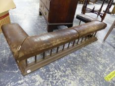 A SMALL CLUB FENDER WITH BROWN LEATHER UPHOLSTERY. H 33 X D 54 X W 147cms.