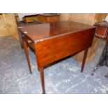A SMALL LATE GEORGIAN MAHOGANY PEMBROKE TABLE, L 75 X W 93 EXTENDED X H 72cms, TOGETHER WITH A
