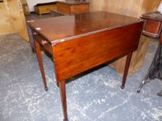 A SMALL LATE GEORGIAN MAHOGANY PEMBROKE TABLE, L 75 X W 93 EXTENDED X H 72cms, TOGETHER WITH A