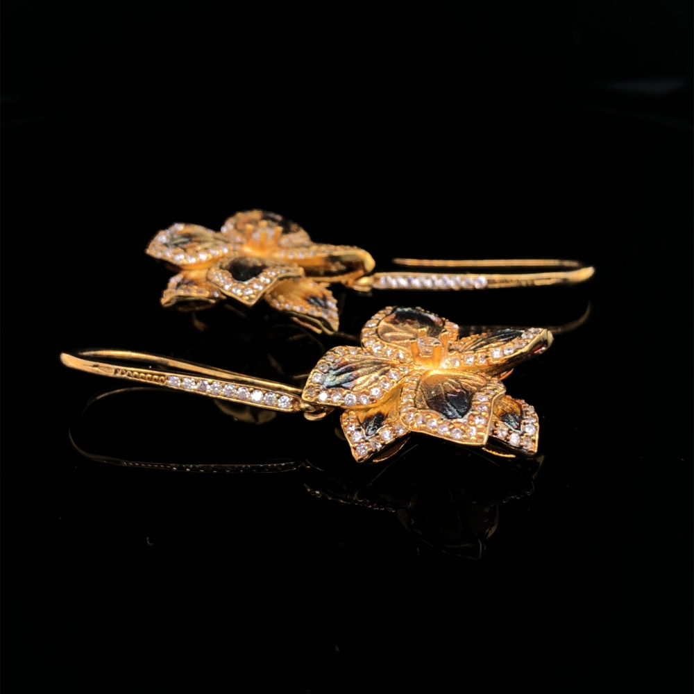 A PAIR OF SILVER GILT ORNATE STONE SET TEXTURED FINISH FLORAL DROP EARRINGS, ON SILVER GILT STONE - Image 5 of 6