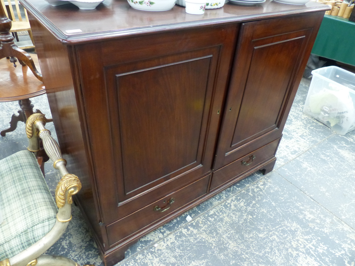 A LATE VICTORIAN MAHOGANY LOW LINEN PRESS CABINET. - Bild 2 aus 6