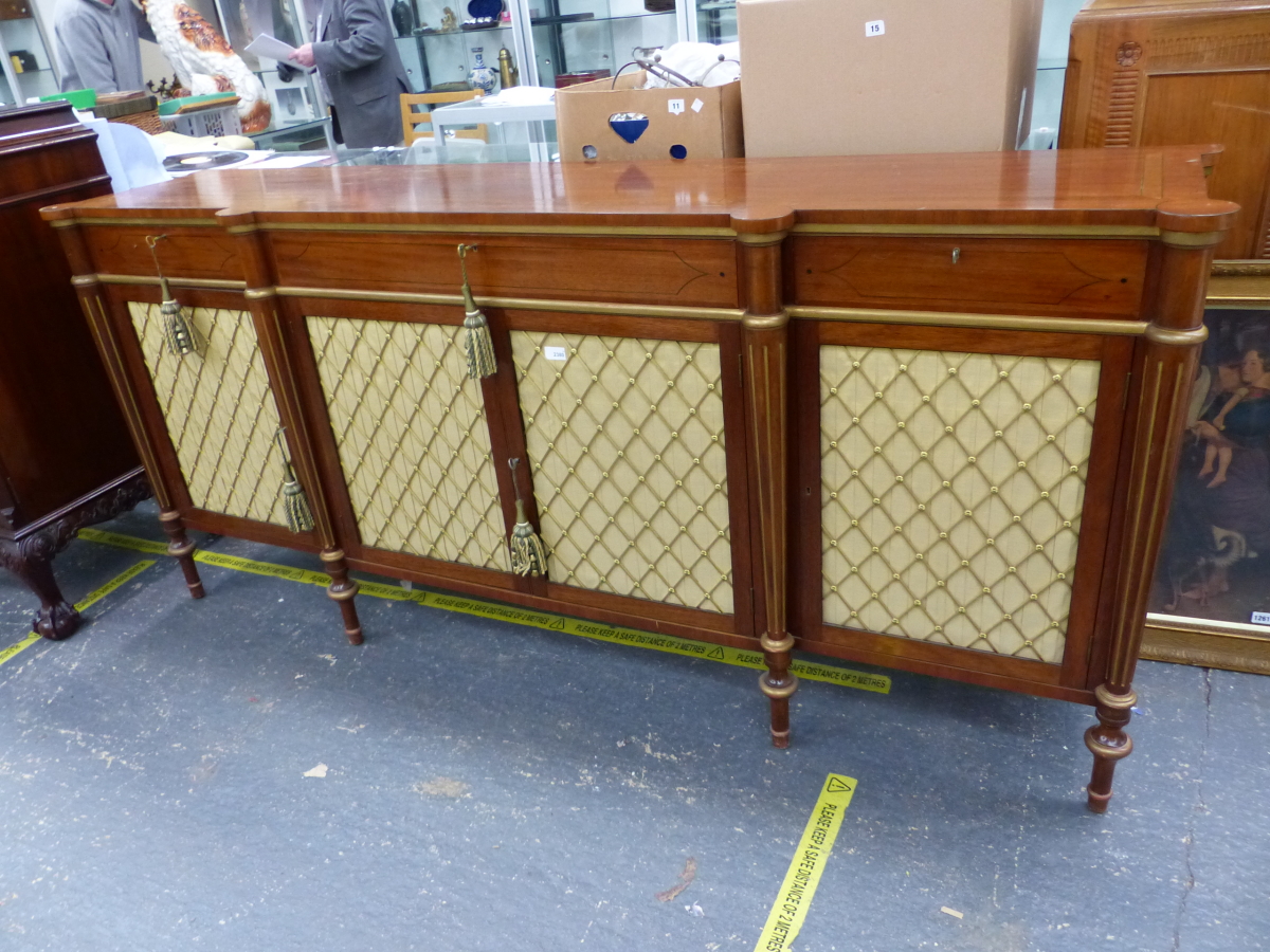 A BESPOKE QUALITY GEORGIAN STYLE MAHOGANY AND INLAID FOUR DOOR SIDEBOARD WITH BRASS LATTICE PANELS.