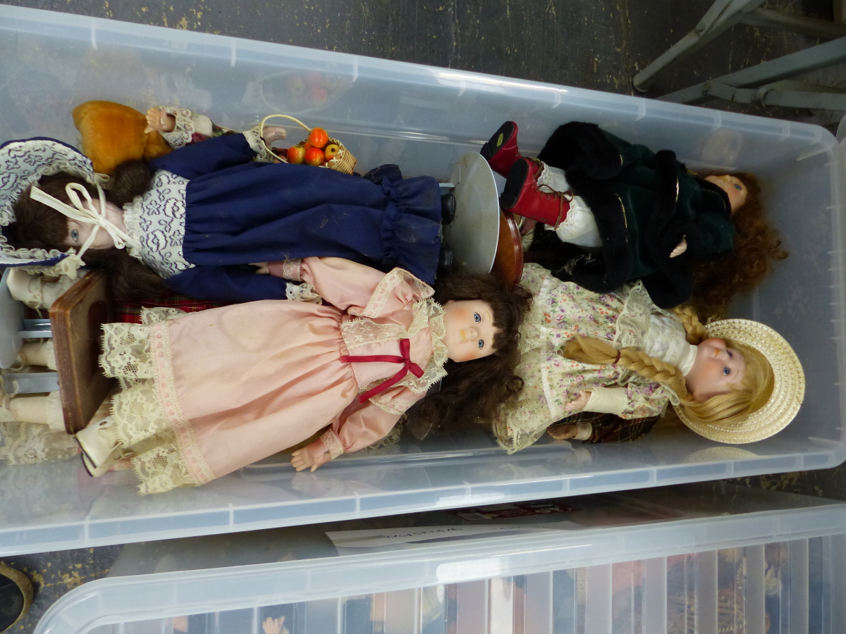A LARGE COLLECTION OF MODERN PORCELAIN HEAD COSTUME DOLLS. - Image 4 of 6