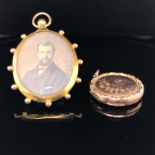 AN ANTIQUE EDWARDIAN 9ct GOLD OPEN FACE DOUBLE SIDED GLAZED LOCKET, MEASUREMENTS 5cms X 3.3cms,DATED