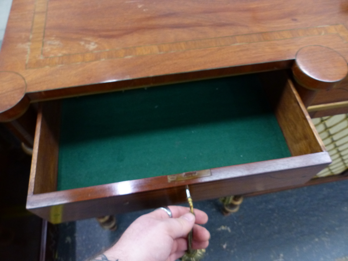 A BESPOKE QUALITY GEORGIAN STYLE MAHOGANY AND INLAID FOUR DOOR SIDEBOARD WITH BRASS LATTICE PANELS. - Bild 10 aus 13