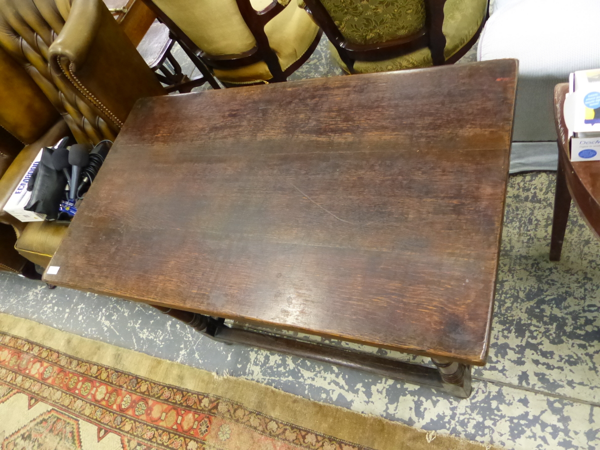 A 17th.C. AND LATER OAK SIDE TABLE ON TURNED LEG WITH STRETCHER BASE. - Bild 3 aus 9