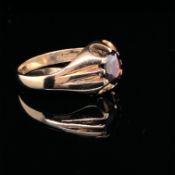 A 9ct GOLD GARNET SET GYPSY RING. FINGER SIZE N, WEIGHT 2.4grms.