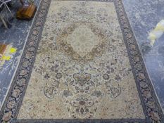 A FINE HAND WOVEN PERSIAN PATTERN CARPET. W 153 X L 242CMS,