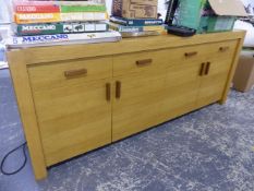 AN IMPRESSIVE BESPOKE OAK SERVING SIDE BOARD WITH INTEGRAL WARMING PLATES. W 230 X D 60 X H 93CMS.