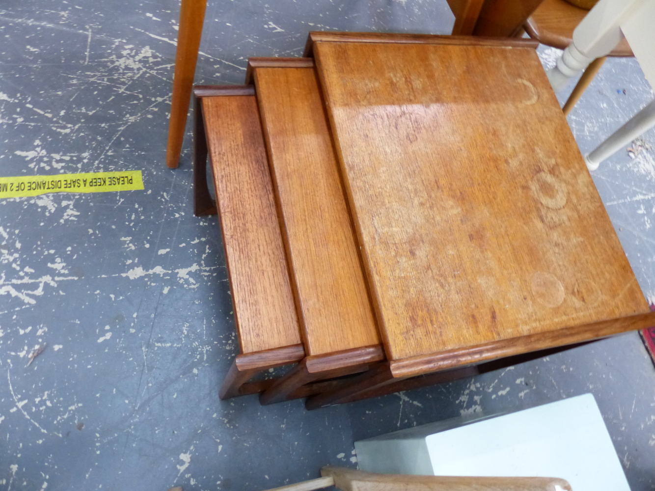 A RETRO TEAK NEST OF TABLES, A CHILD'S CHAIR, ETC. - Bild 2 aus 7