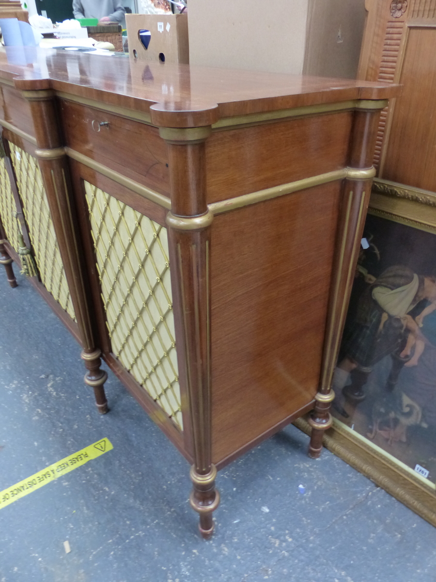 A BESPOKE QUALITY GEORGIAN STYLE MAHOGANY AND INLAID FOUR DOOR SIDEBOARD WITH BRASS LATTICE PANELS. - Bild 7 aus 13