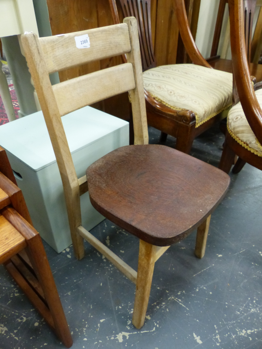 A RETRO TEAK NEST OF TABLES, A CHILD'S CHAIR, ETC. - Bild 4 aus 7