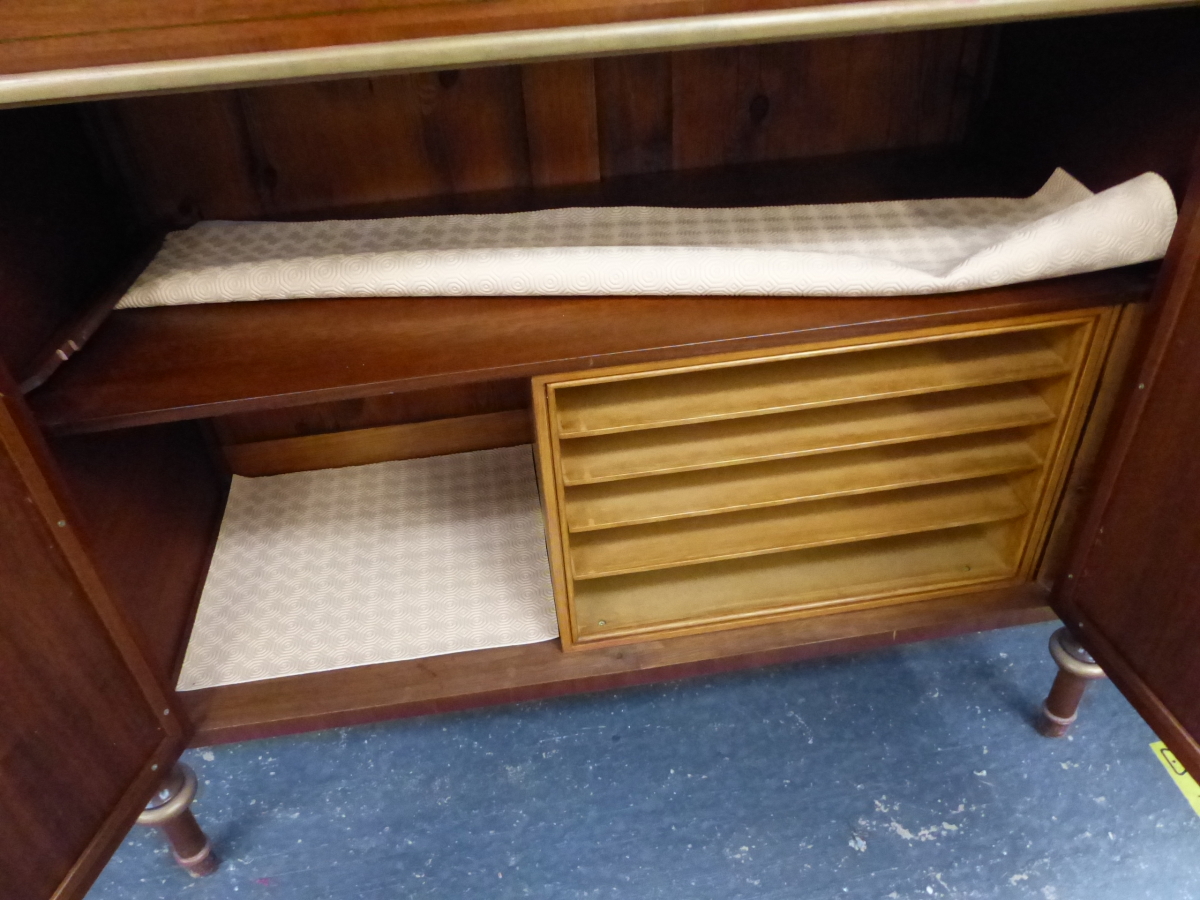 A BESPOKE QUALITY GEORGIAN STYLE MAHOGANY AND INLAID FOUR DOOR SIDEBOARD WITH BRASS LATTICE PANELS. - Bild 12 aus 13