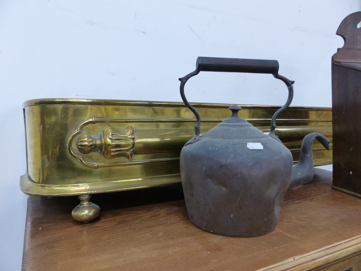 AN OAK CANDLE BOX, A COPPER KETTLE AND A BRASS FENDER. FENDER W 106CMS. - Bild 2 aus 15