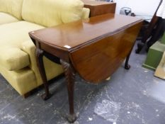 AN ANTIQUE MAHOGANY OVAL DROP LEAF GATELEG DINING TABLE ON CARVED CABRIOLE LEGS WITH CLAW AND BALL