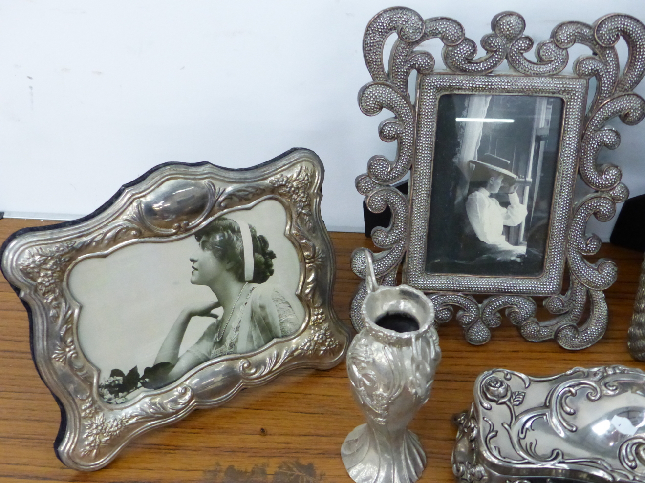 A QUANTITY OF DECORATIVE PLATED PHOTO FRAMES, MIRROR, TABLE BOXES, ETC. - Image 6 of 8