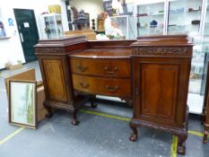 A GOOD EARLY 20th.C. MAHOGANY SIDEBOARD/SERVER, WITH FITTED DRAWERS.