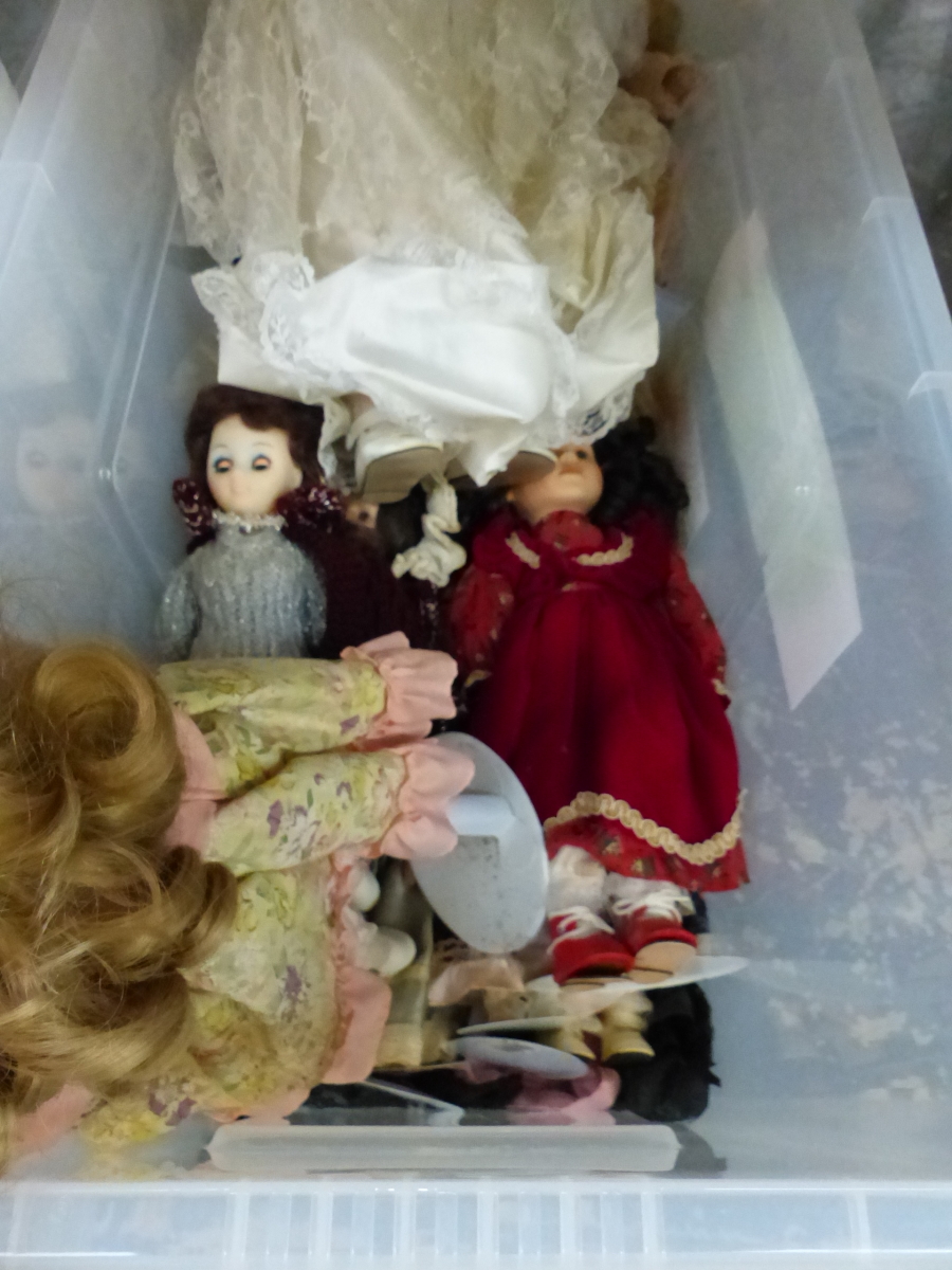 A LARGE COLLECTION OF MODERN PORCELAIN HEAD COSTUME DOLLS. - Image 2 of 6