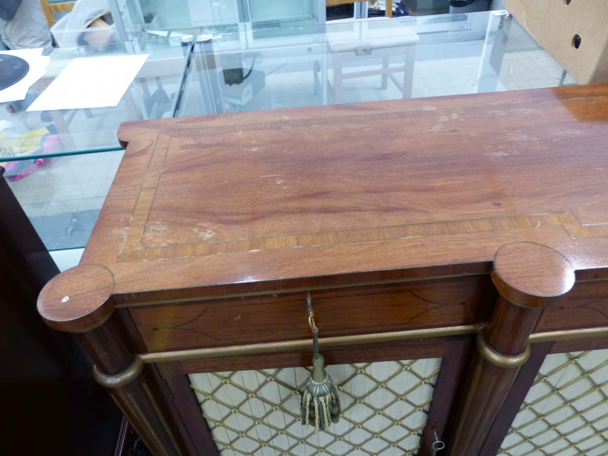 A BESPOKE QUALITY GEORGIAN STYLE MAHOGANY AND INLAID FOUR DOOR SIDEBOARD WITH BRASS LATTICE PANELS. - Bild 4 aus 13