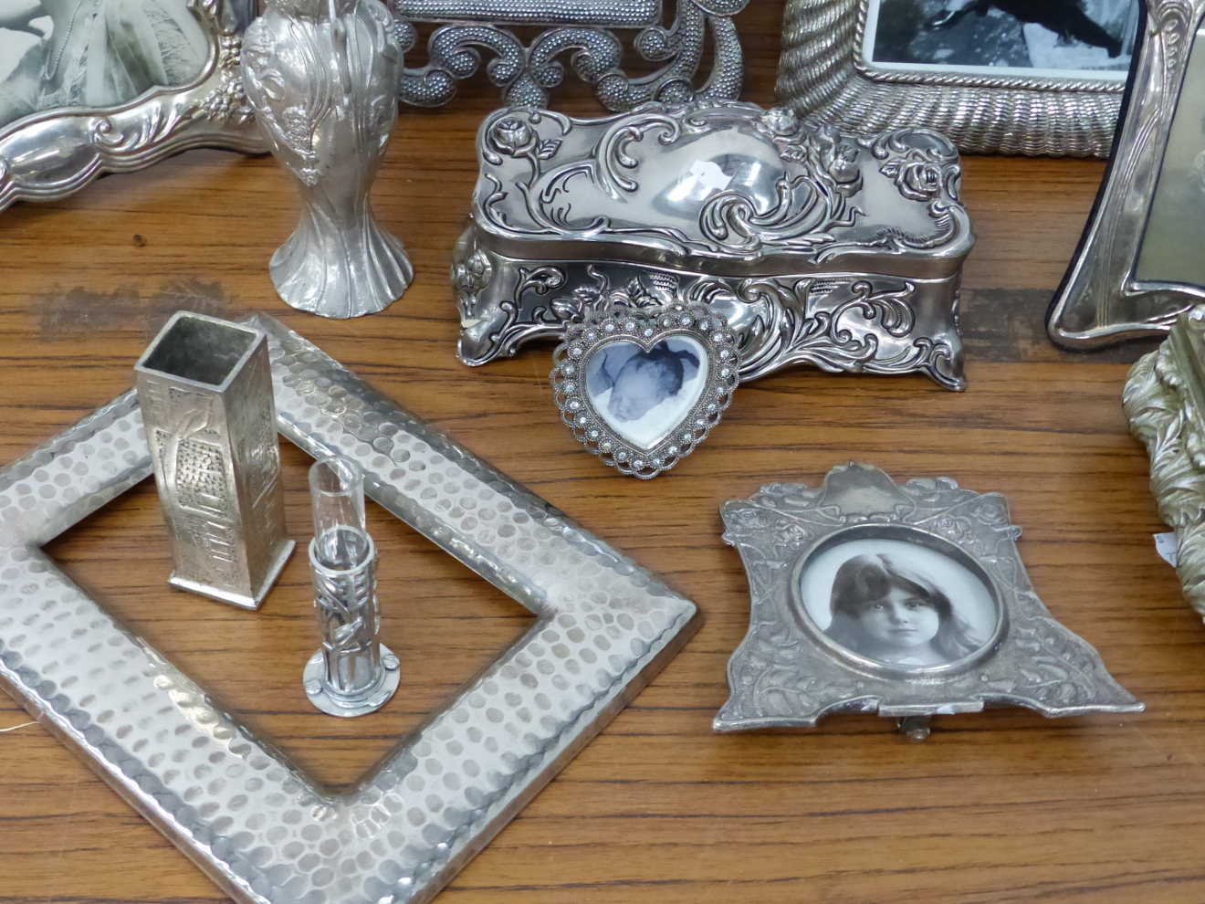 A QUANTITY OF DECORATIVE PLATED PHOTO FRAMES, MIRROR, TABLE BOXES, ETC. - Image 7 of 8