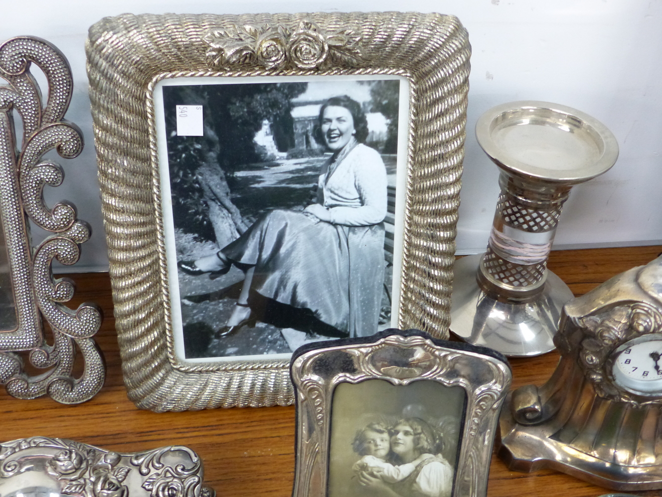 A QUANTITY OF DECORATIVE PLATED PHOTO FRAMES, MIRROR, TABLE BOXES, ETC. - Image 5 of 8