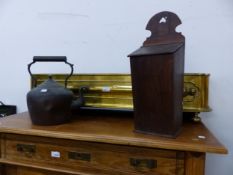 AN OAK CANDLE BOX, A COPPER KETTLE AND A BRASS FENDER. FENDER W 106CMS.