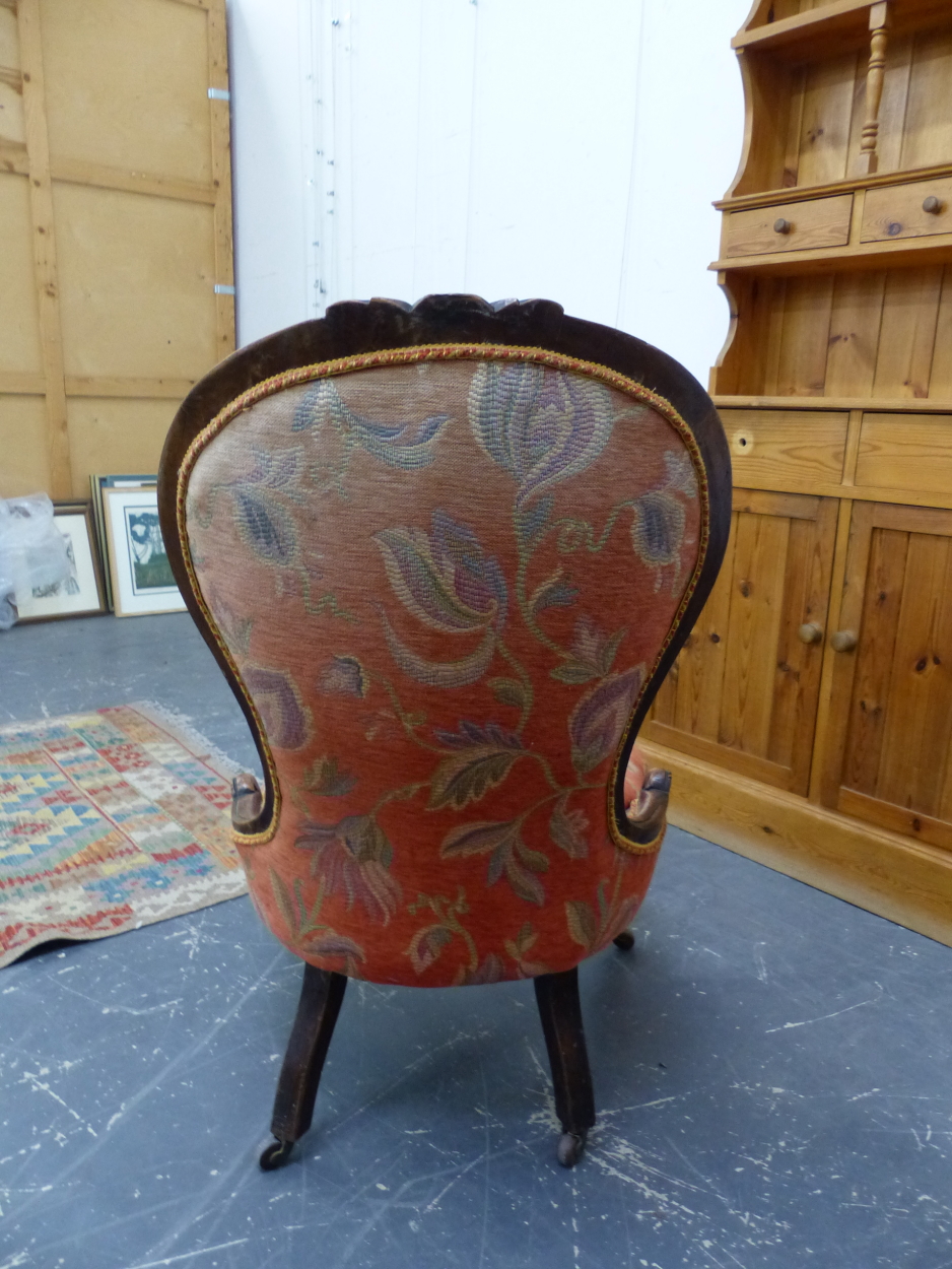 A VICTORIAN SHOW FRAME NURSING CHAIR. - Image 3 of 4