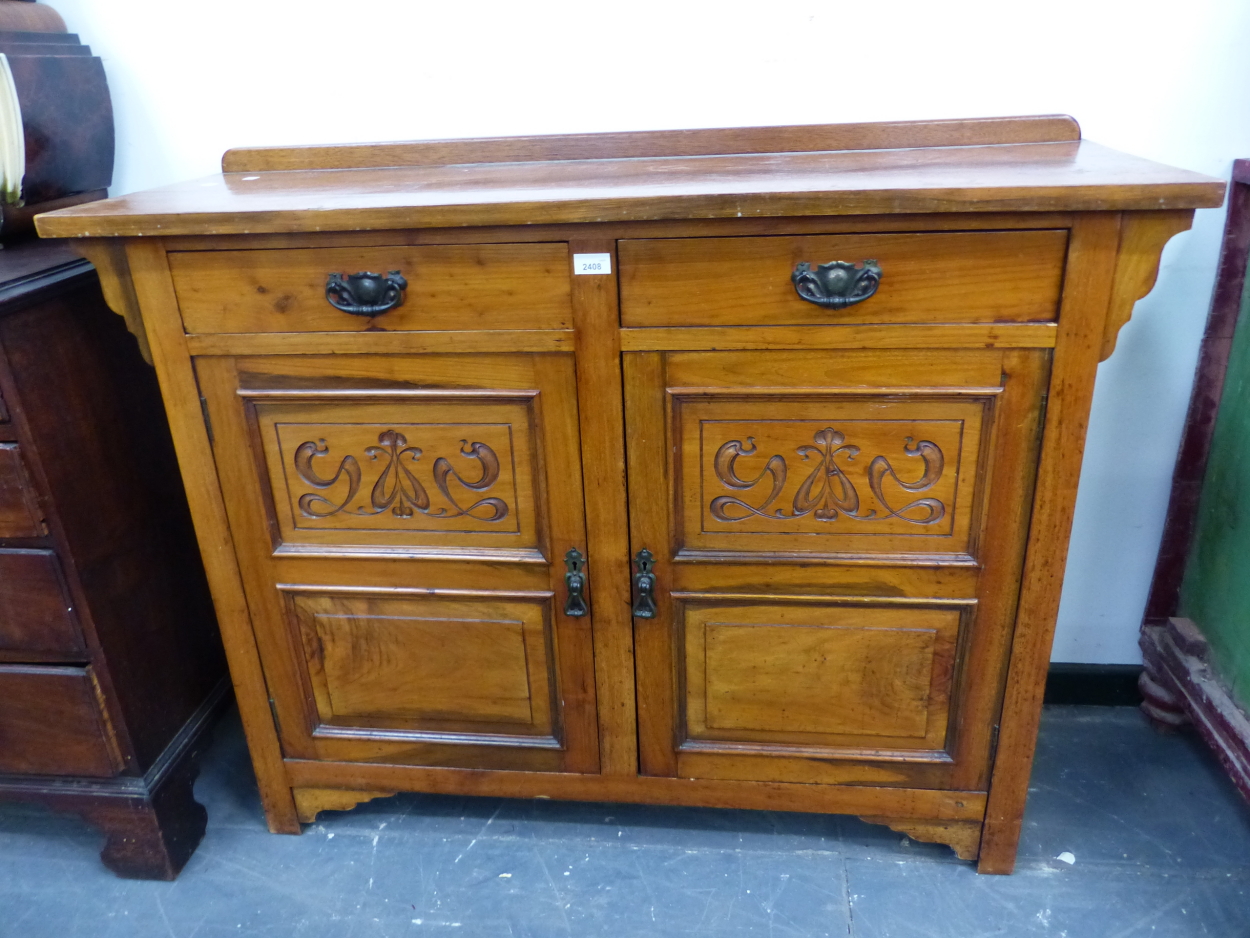 AN EDWARDIAN PALE WALNUT SIDE BOARD WITH CARVED DOORS. W 121 X D X 44 X H 90CMS.