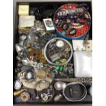 A GOOD SELECTION OF VINTAGE AND ANTIQUE JEWELLERY TO INCLUDE A MICRO MOSIAC PANEL PART BRACELET,