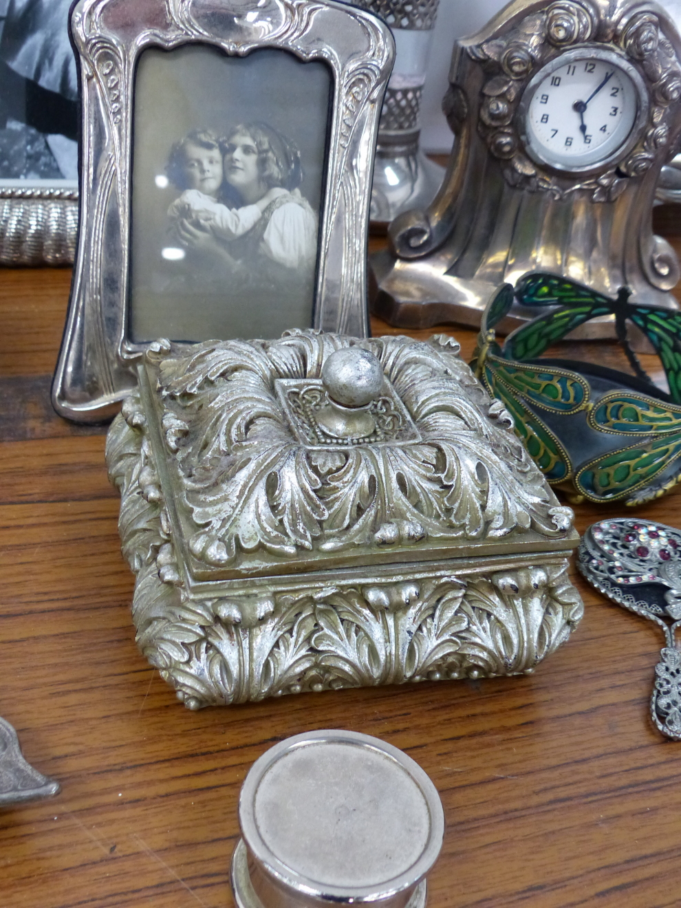 A QUANTITY OF DECORATIVE PLATED PHOTO FRAMES, MIRROR, TABLE BOXES, ETC. - Image 8 of 8