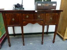 AN ANTIQUE GEORGE III STYLE MAHOGANY CROSS BANDED AND INLAID SERPENTINE SIDE BOARD. W 123 X D 60 X H