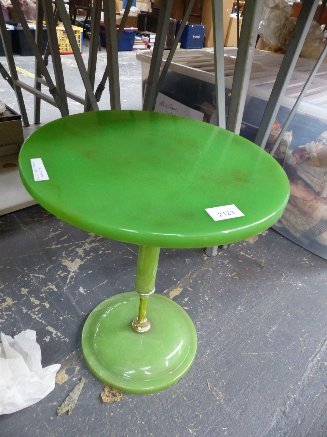 A VINTAGE MID CENTURY RETRO OCCASIONAL TABLE.