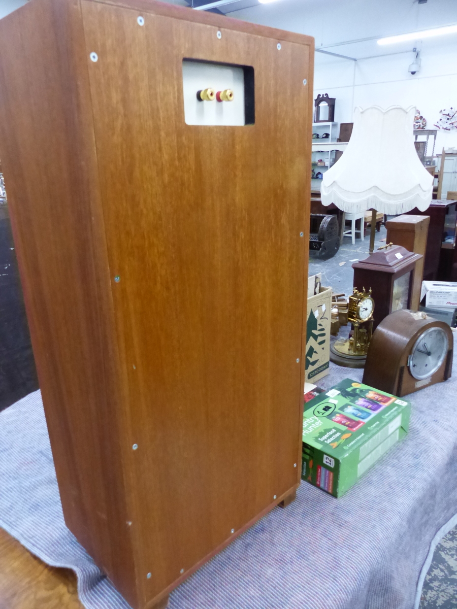 A PAIR OF UNKNOWN TEAK CASED SPEAKERS. - Bild 2 aus 5