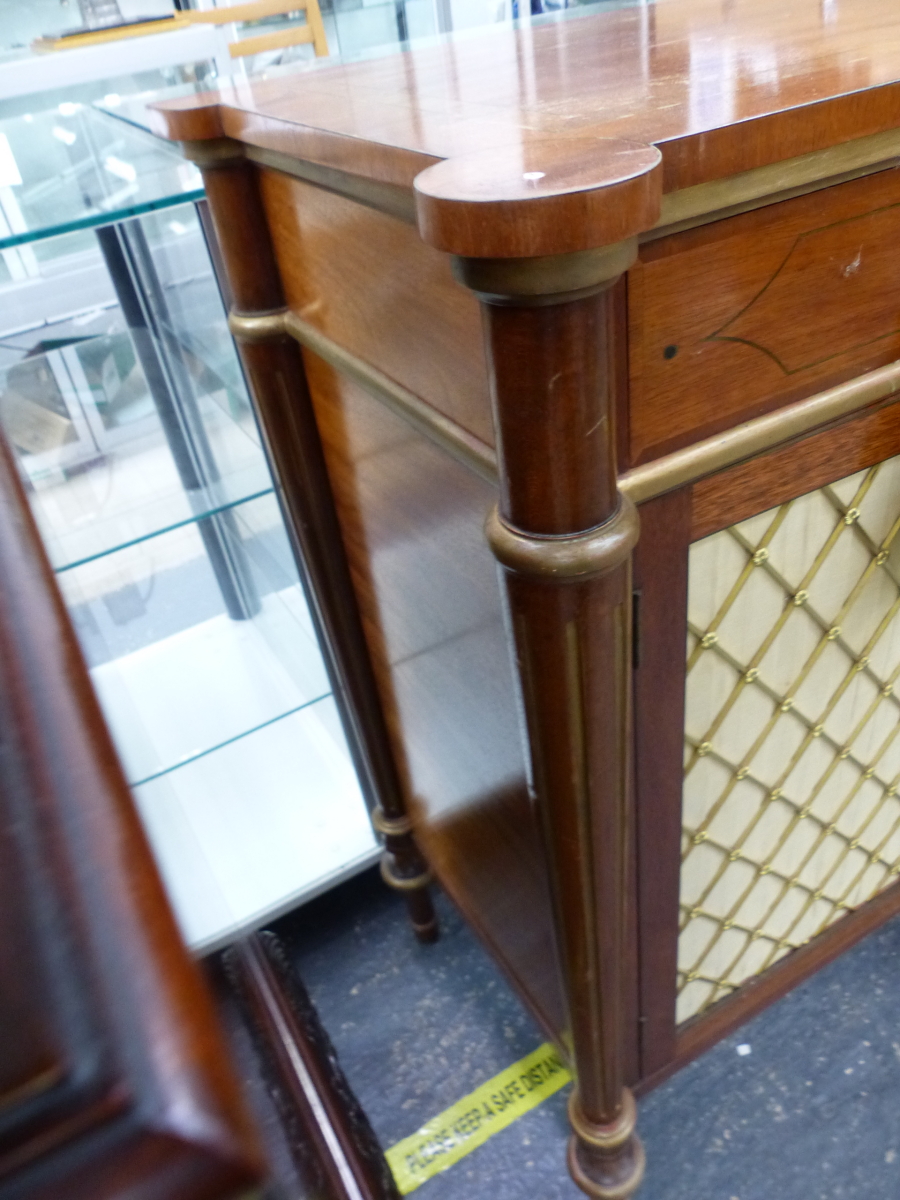 A BESPOKE QUALITY GEORGIAN STYLE MAHOGANY AND INLAID FOUR DOOR SIDEBOARD WITH BRASS LATTICE PANELS. - Bild 6 aus 13