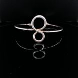 SILVER INFINITY STYLE TWISTED TORQUE BANGLE. 11.1grms.