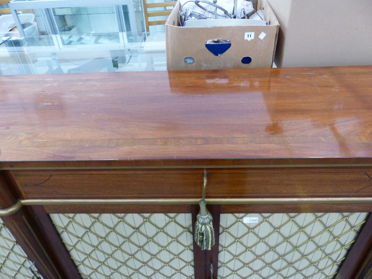 A BESPOKE QUALITY GEORGIAN STYLE MAHOGANY AND INLAID FOUR DOOR SIDEBOARD WITH BRASS LATTICE PANELS. - Bild 3 aus 13