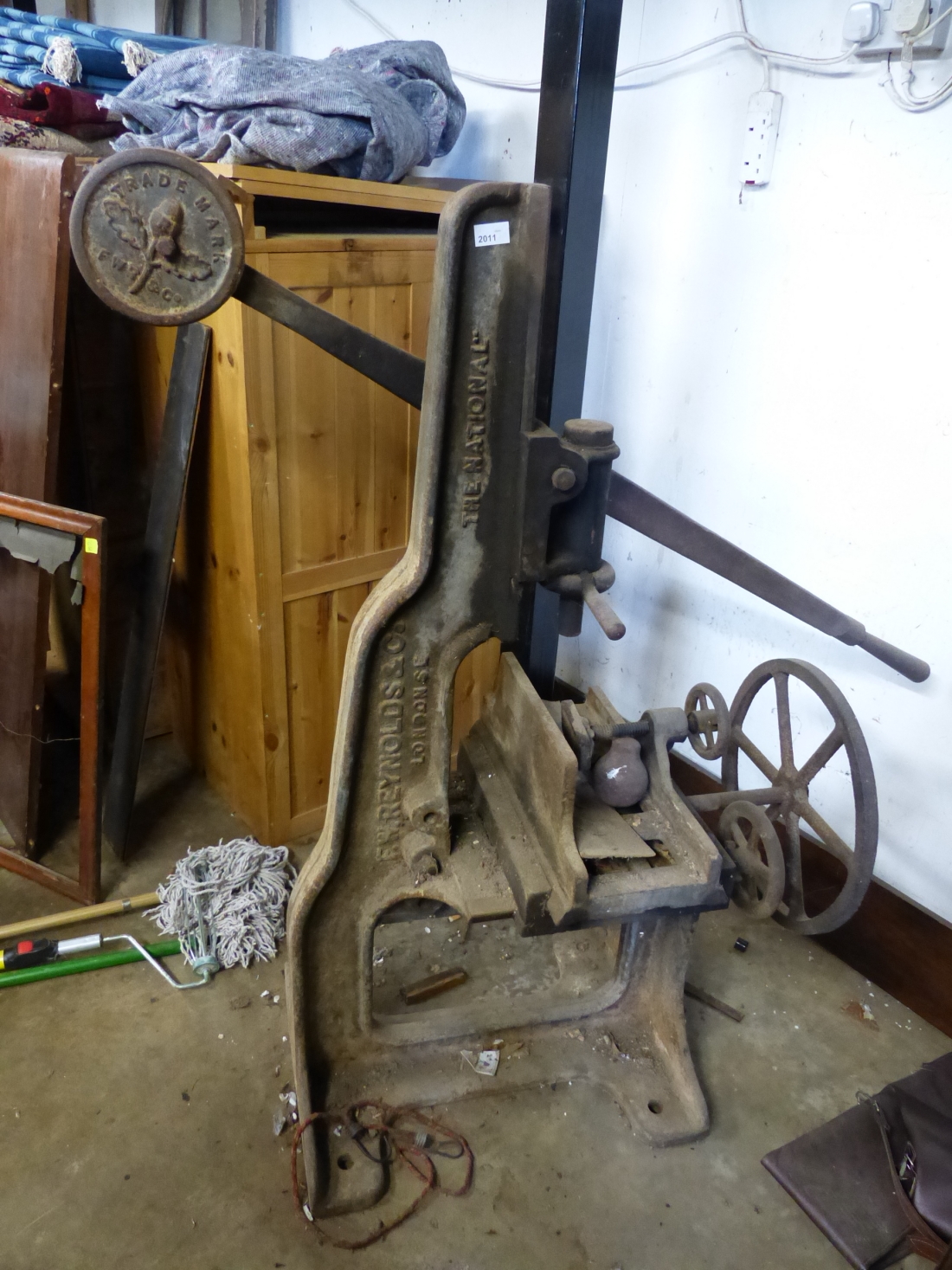 A VINTAGE CAST IRON MANUAL LEVER ACTION MORTICE CUTTER.