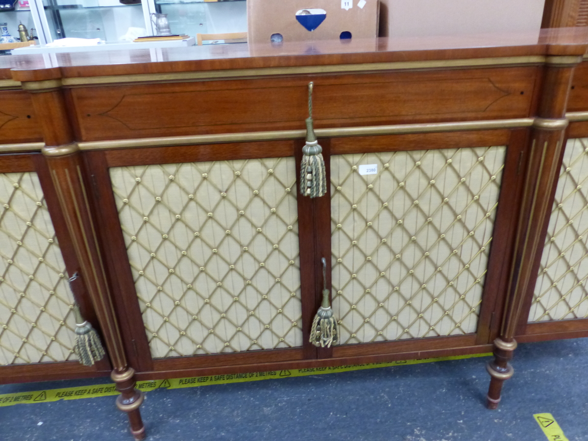 A BESPOKE QUALITY GEORGIAN STYLE MAHOGANY AND INLAID FOUR DOOR SIDEBOARD WITH BRASS LATTICE PANELS. - Bild 5 aus 13