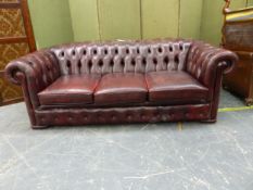 A BURGUNDY LEATHER UPHOLSTERED BUTTON BACK CHESTERFIELD SETTEE. W 206 X D APPROX 105 X SEAT HEIGHT