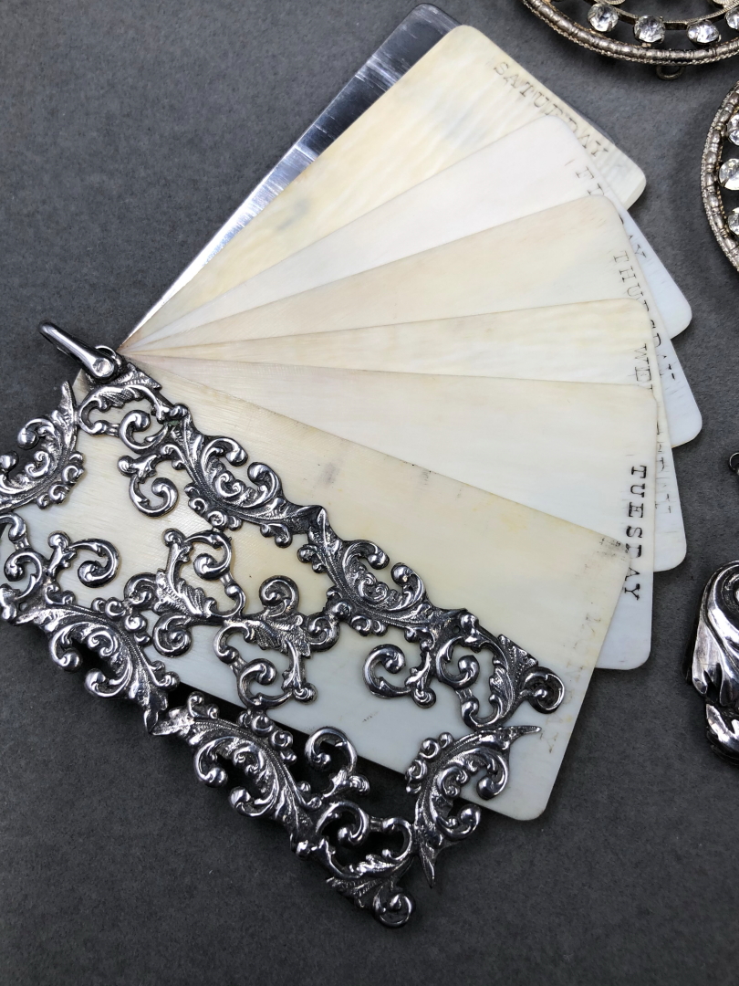 AN ANTIQUE SILVER CHANTELAINE HANGING AIDE MEMOIRE, WITH SILVER COVERS AND SIX IVORY PAGES, TOGETHER - Image 4 of 5