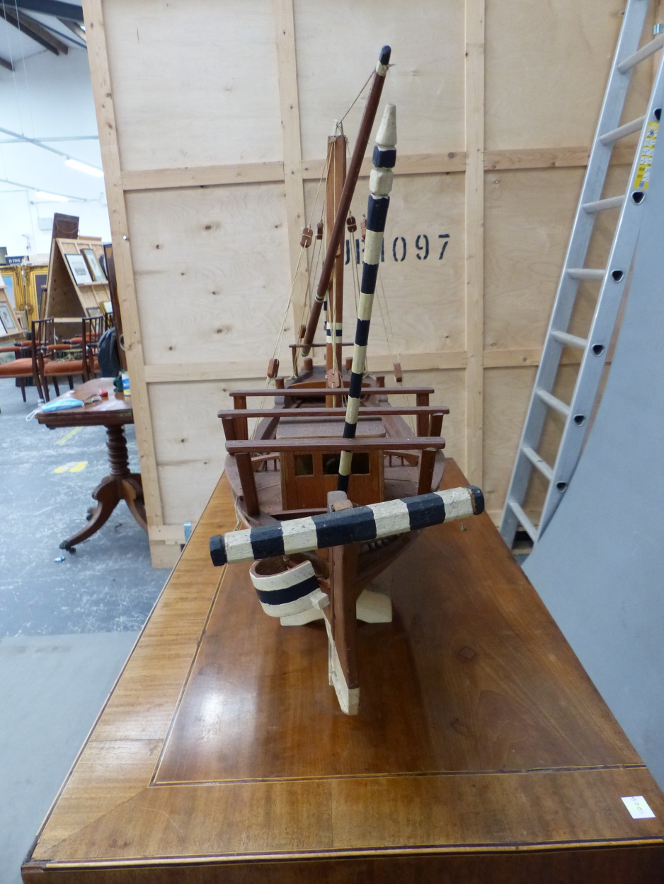 A SCALE MODEL TEAK DHOW WITH WHITE PAINTED KEEL AND BLACK AND WHITE TILLER HANDLE. W 105cms. - Image 6 of 8