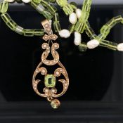 A 9ct YELLOW GOLD PERIDOT AND SEED PEARL ART NOUVEAU PENDANT DATED 1907, BIRMINGHAM, LATER SUSPENDED