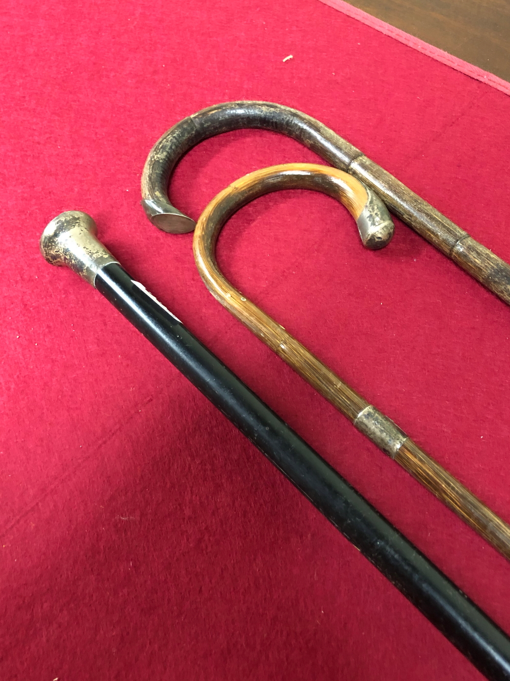 A SILVER TOPPED BLACK MALACCA WALKING CANE AND TWO BAMBOO WALKING STICKS WITH WHITE METAL MOUNTS - Image 20 of 20
