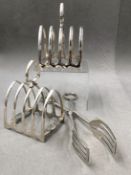 A PAIR OF ART DECO HALLMARKED SILVER SERVING TONGS DATED 1929, AN ASPREY LONDON, HALLMARKED SILVER