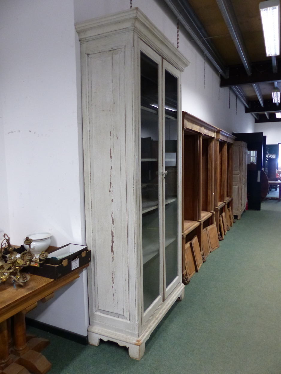 A 19th C. FRENCH GREY PAINTED DISPLAY CABINET, THE GLAZED DOORS ABOVE BLOCK FEET. W 117 x D 50 x H - Image 3 of 10