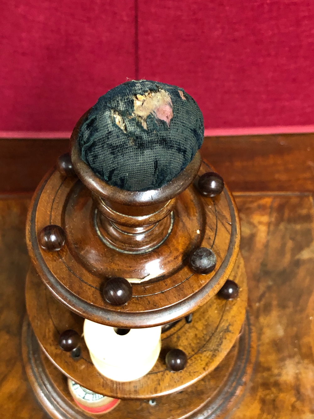 A VICTORIAN WALNUT SEWING COMPENDIUM, THE TWO GRADED CIRCULAR TIERS OF THE COTTON REEL ABOVE A - Image 2 of 18