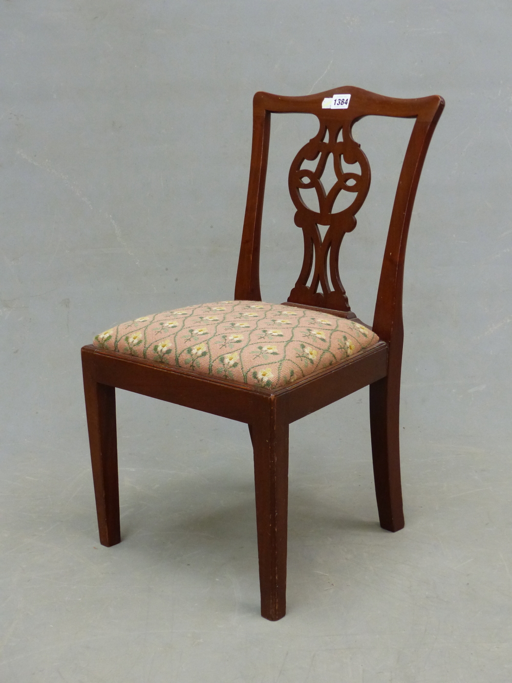 A CHILD'S CHIPPENDALE STYLE MAHOGANY DINING CHAIR WITH SERPENTINE TOP RAIL, PIERCED BALUSTER SPLAT