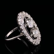 AN 18ct WHITE GOLD DIAMOND ART DECO COCKTAIL RING. THE TWO PRINCIPLE OLD CUT DIAMONDS EACH IN AN